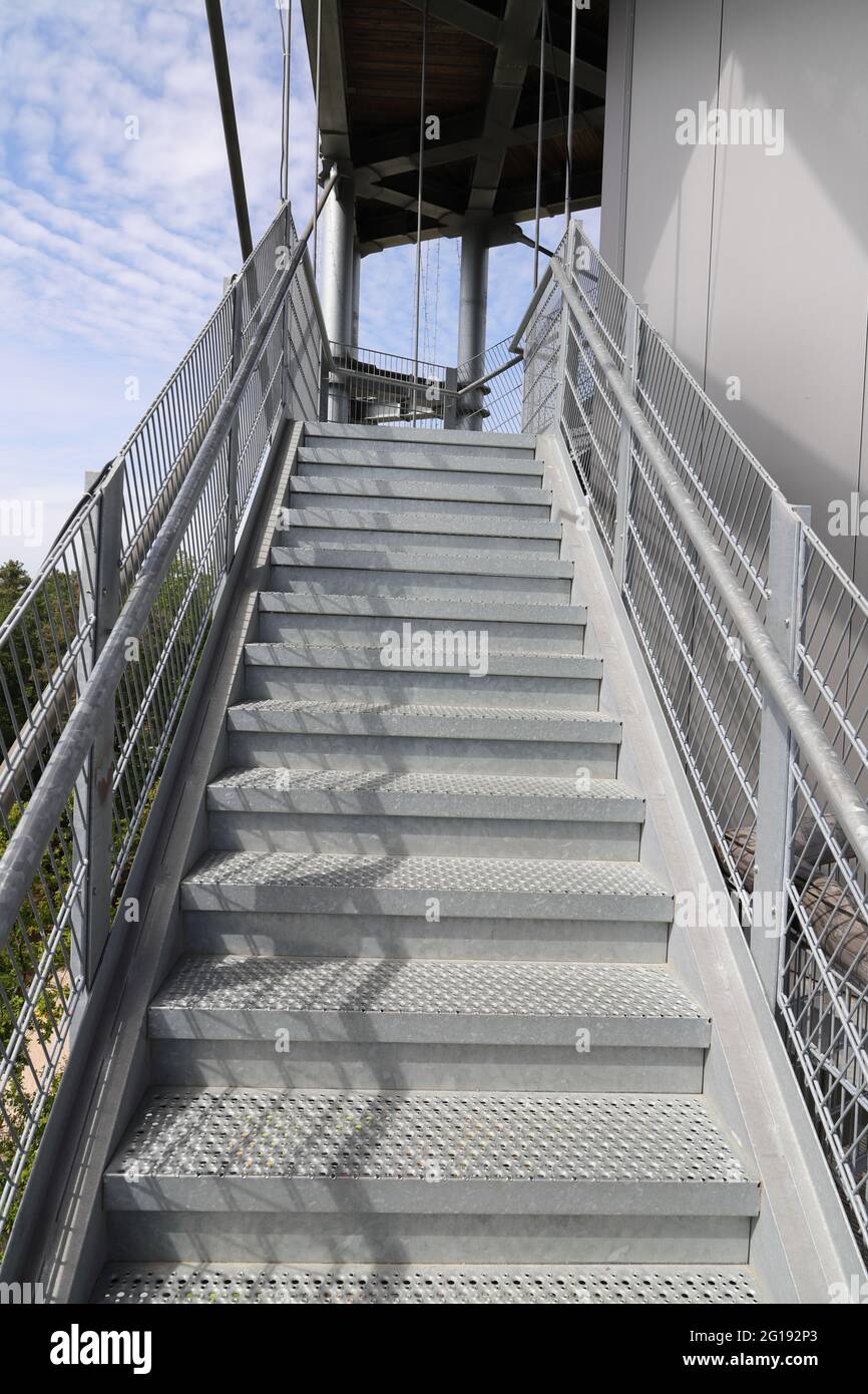 Eine Treppe mit Geländer aus verzinktem Stahl Stockfoto