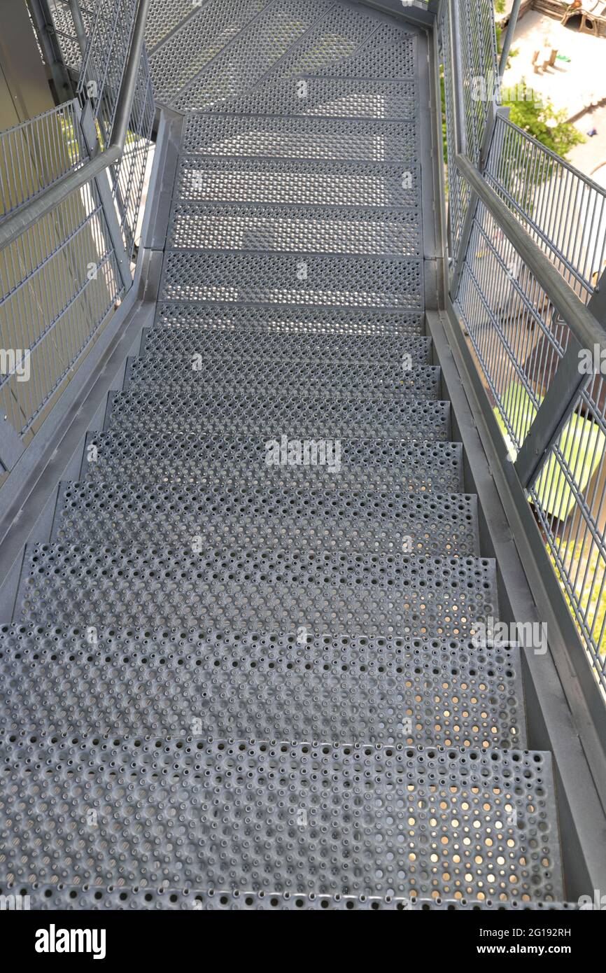 Eine Treppe mit Geländer aus verzinktem Stahl Stockfoto