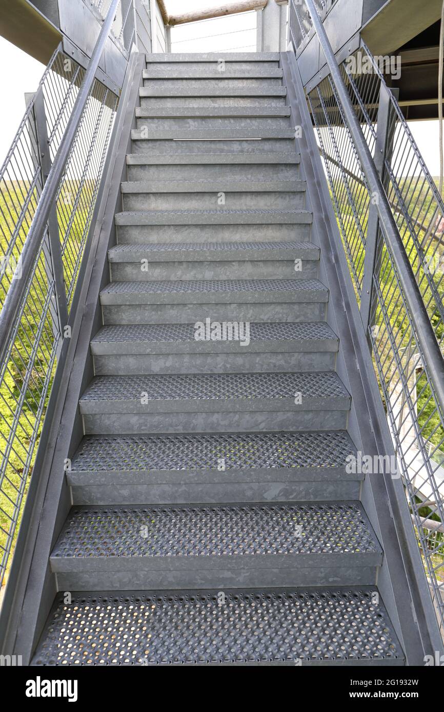 Eine Treppe mit Geländer aus verzinktem Stahl Stockfoto