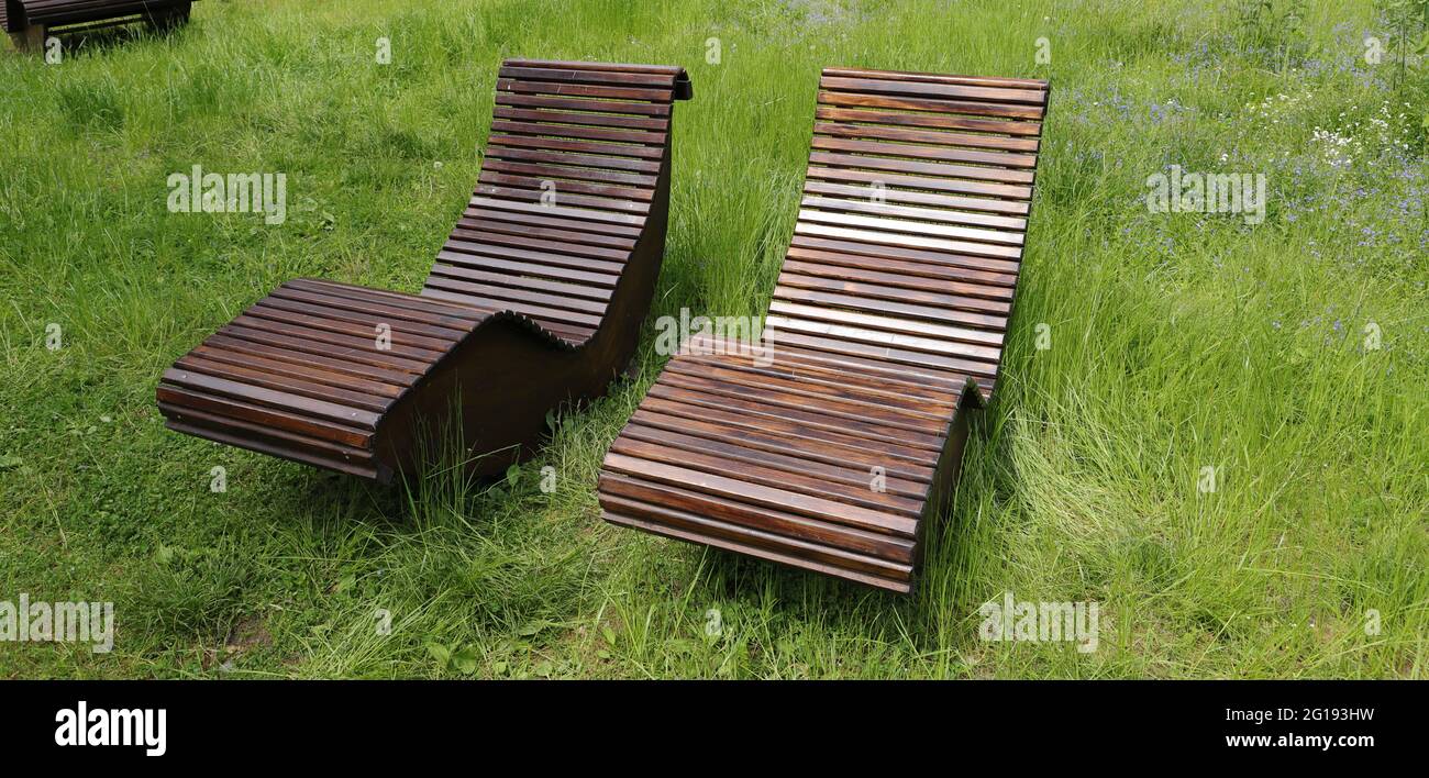 Zwei Liegen in einem Park Stockfoto