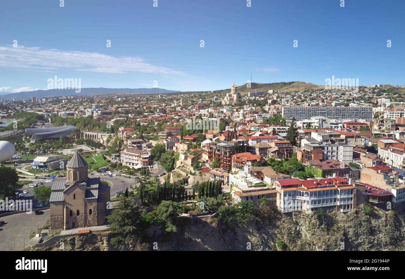 Tiflis Stadtbild des antiken Zentrums Luftdrohne Blick auf helle sonnige Tage. Reisen Sie nach Georgien Thema Stockfoto