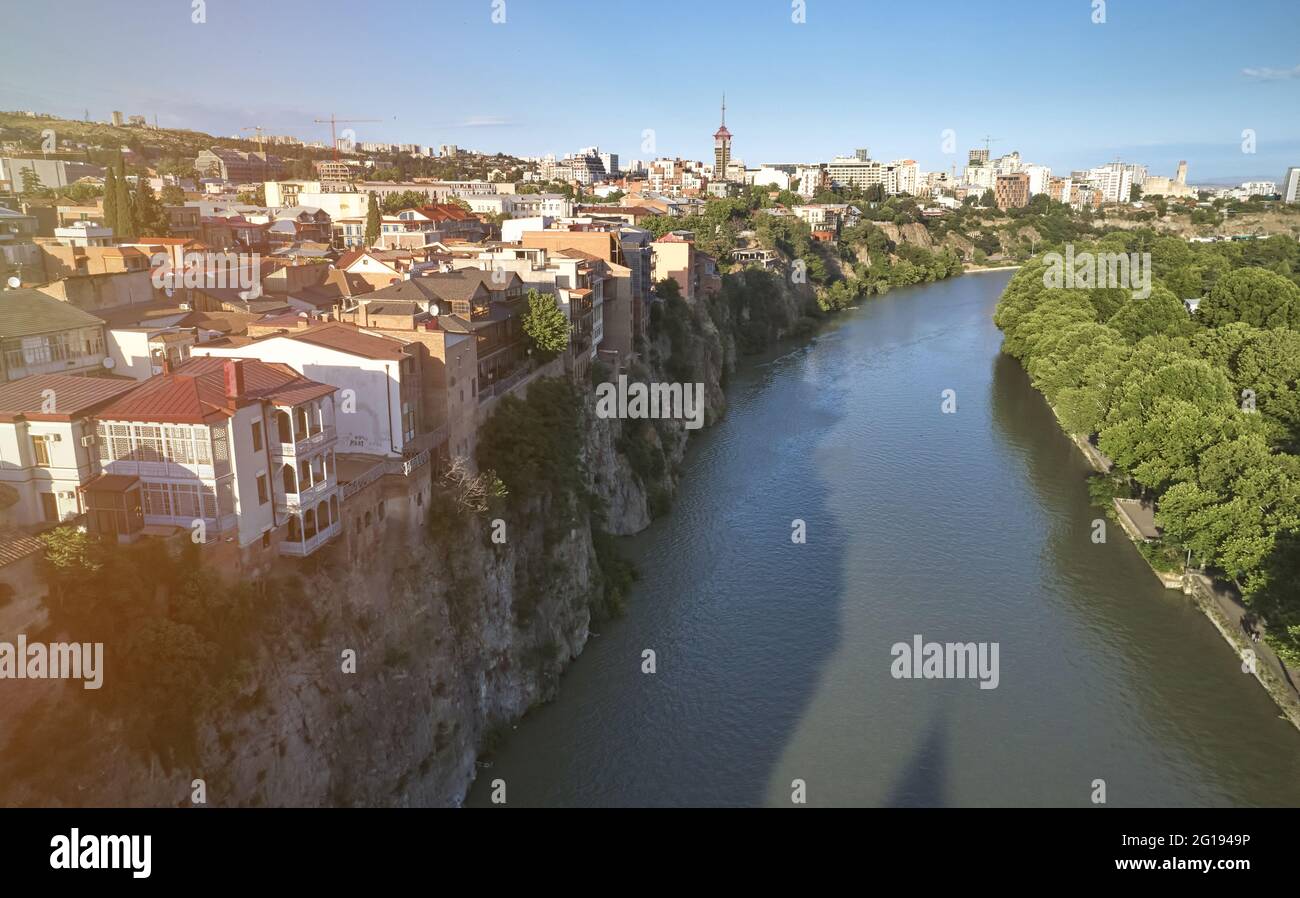 Antikes Gebäude auf der Klippe des Flusses Kura, Luftdrohne am sonnigen Tag Stockfoto