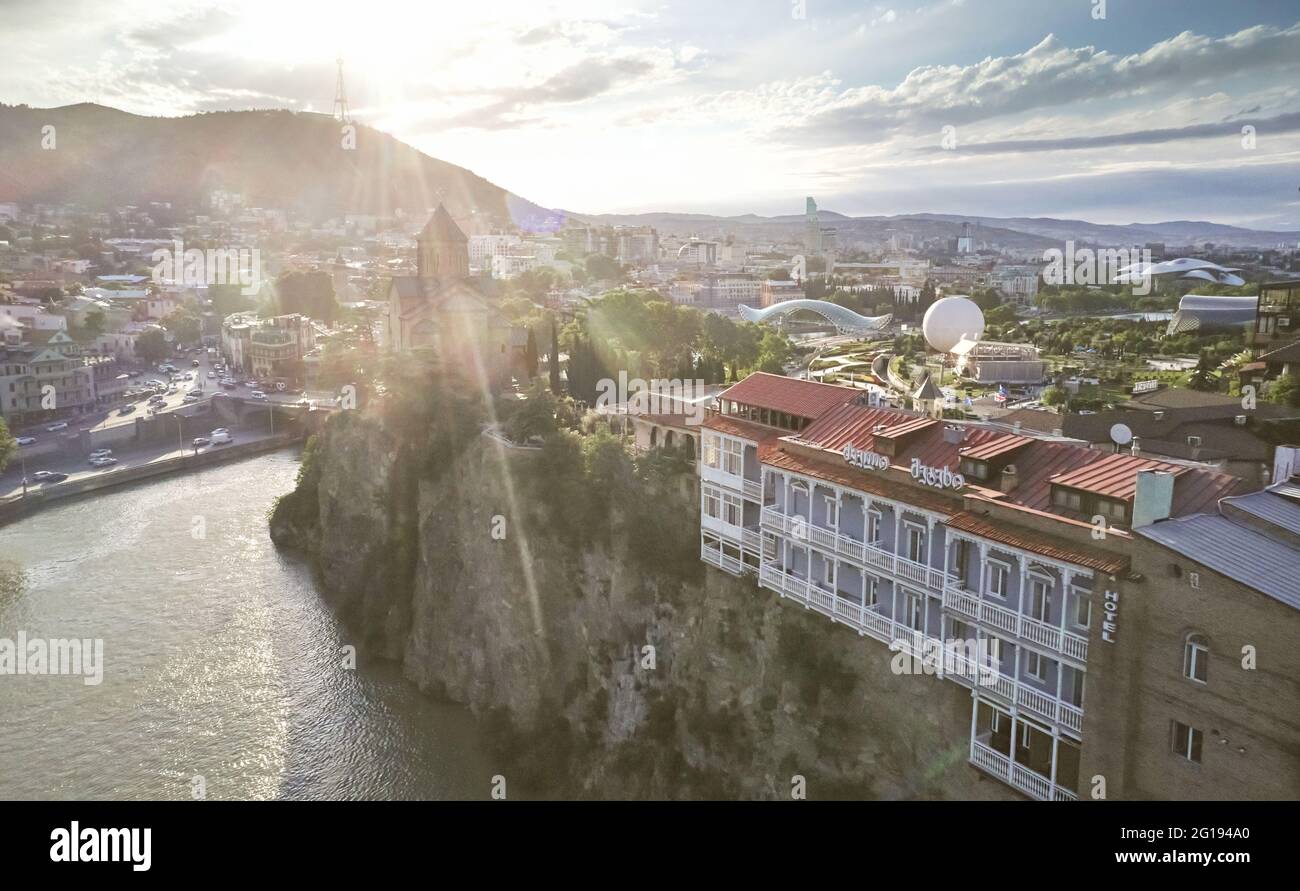 Die Hotels auf den Klippen des Flusses Kura sind an einem sonnigen Tag mit einer Drohne aus der Luft zu sehen Stockfoto