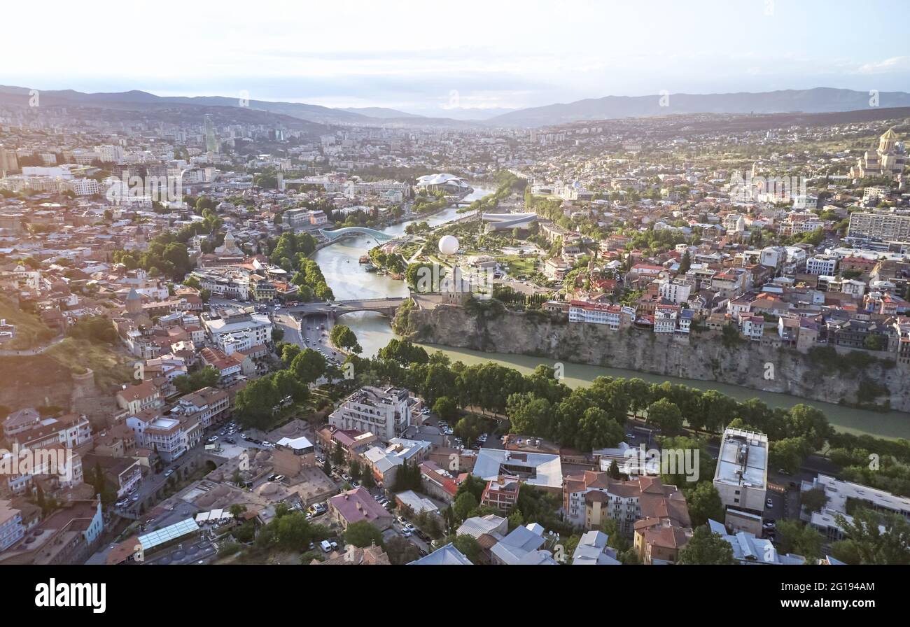 Altstadt Tiflis Stadtzentrum Luftaufnahme über Drohne Ansicht. Georgisches Reisethema Stockfoto