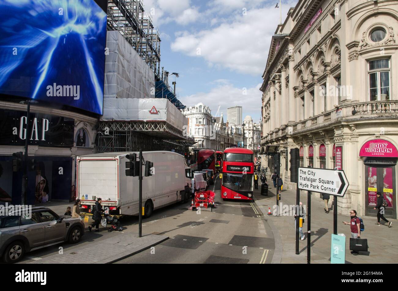 London, Großbritannien - 16. April 2021: Leicht erhöhte Sicht auf die Menschenmassen und den Verkehr am unteren Rand der Shaftesbury Avenue an einem sonnigen Nachmittag in London. Stockfoto