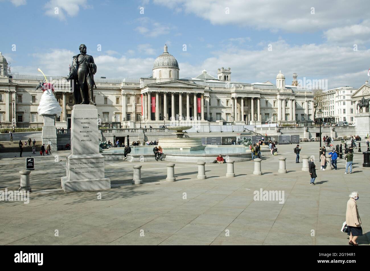 London, Großbritannien - 16. April 2021: Leicht erhöhter Blick über den Trafalgar Square mit Blick auf die National Gallery an einem sonnigen Nachmittag. Der Verfemer Stockfoto