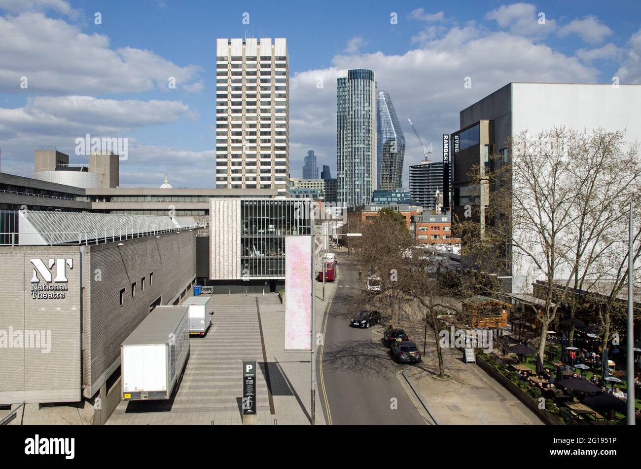 London, Großbritannien - 16. April 2021: Erhöhter Blick auf das South Bank Kulturzentrum in Lambeth, Zentral-London. Auf der linken Seite ist das Nationaltheater neben t Stockfoto