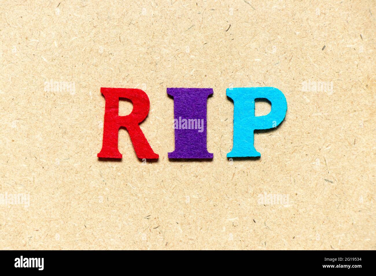 Farbe Tuch Alphabet Buchstaben in Wort RIP (Abkürzung für Ruhe in Frieden) auf Holz-Hintergrund Stockfoto