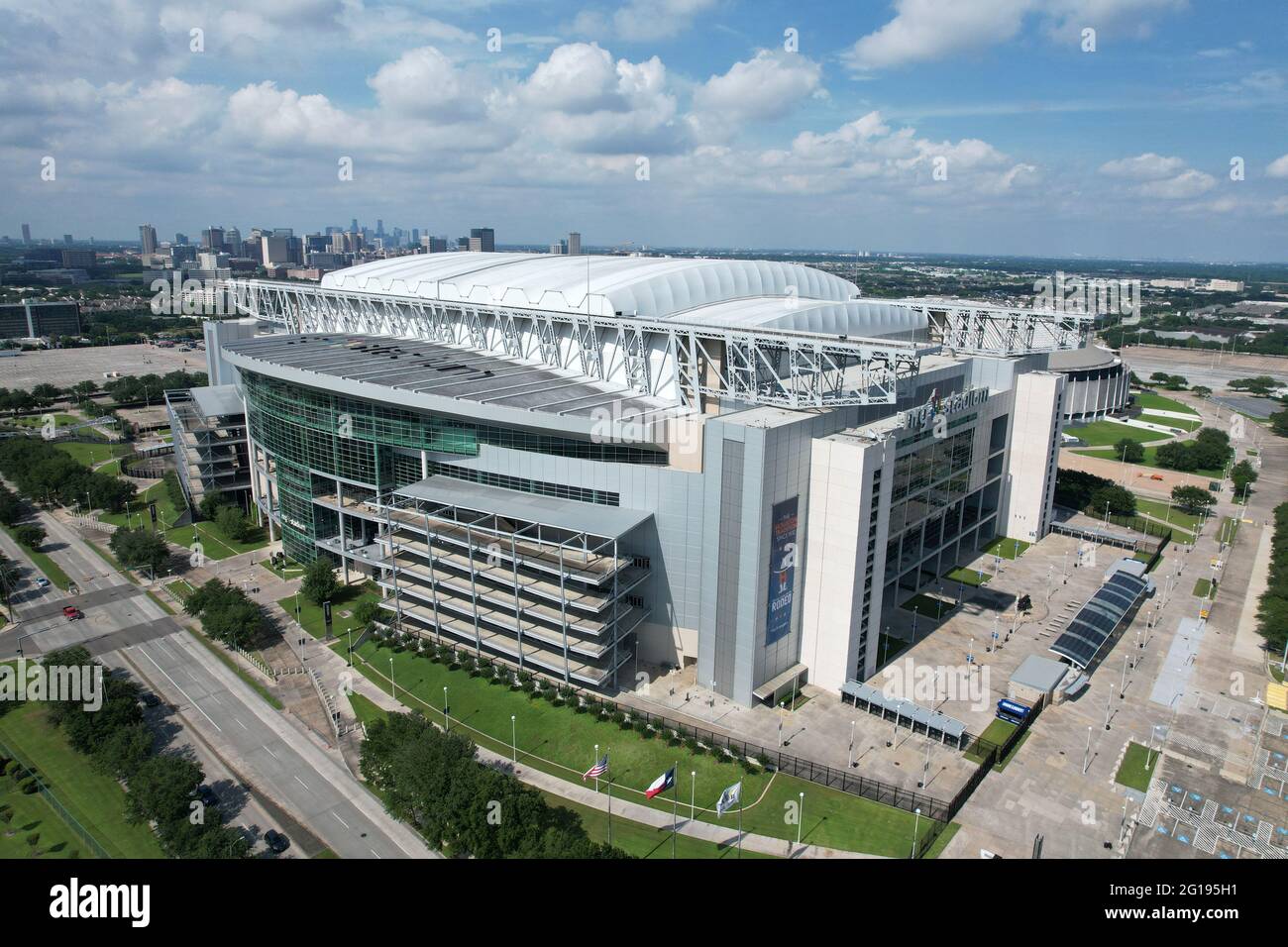 Eine Luftaufnahme des NRG Stadions, Sonntag, 30. Mai 2021, in Houston. Das einziehende Dachstadion ist die Heimat der Houston Texans. Stockfoto