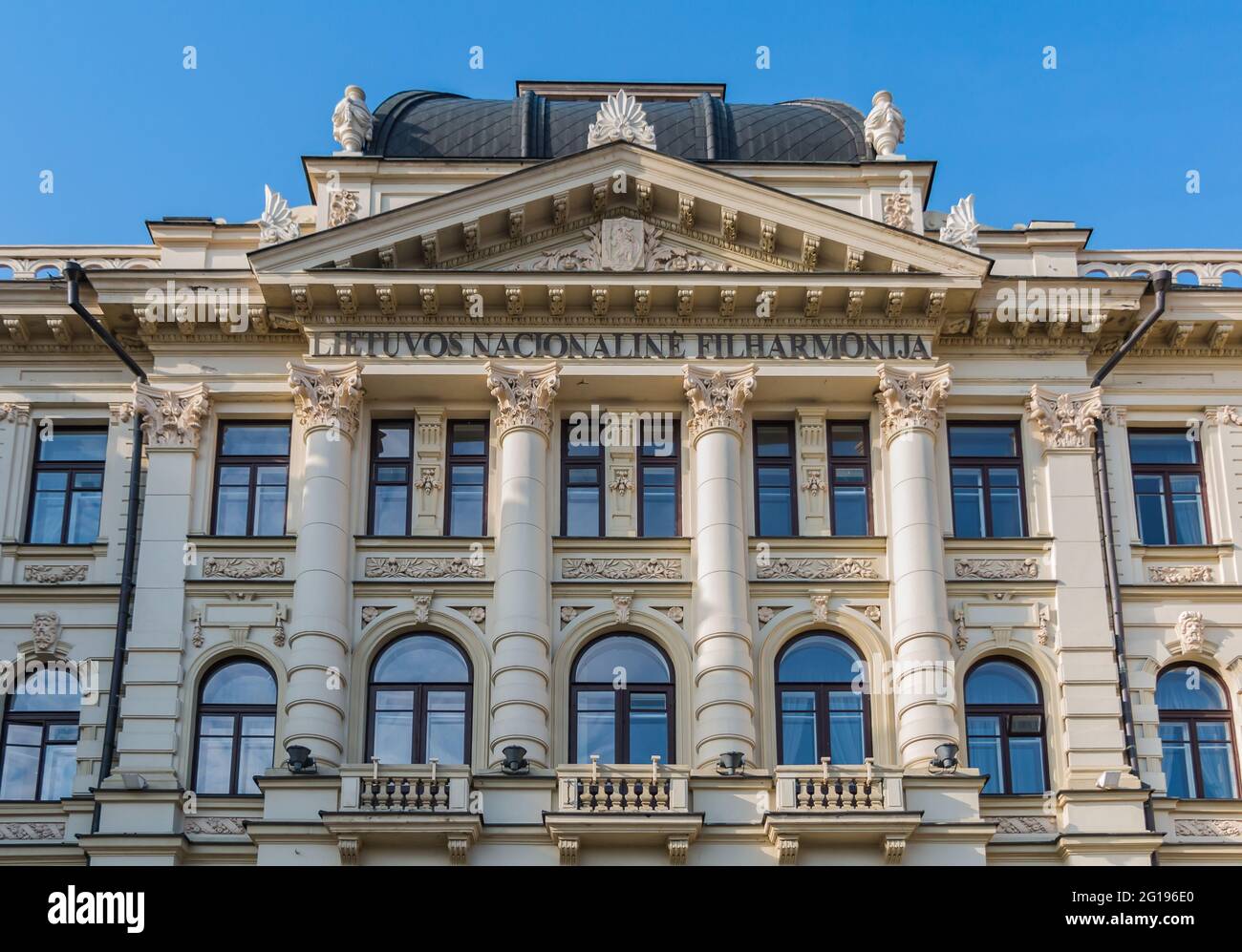 Ein Bild der Fassade der Litauischen Nationalphilharmonie. Stockfoto