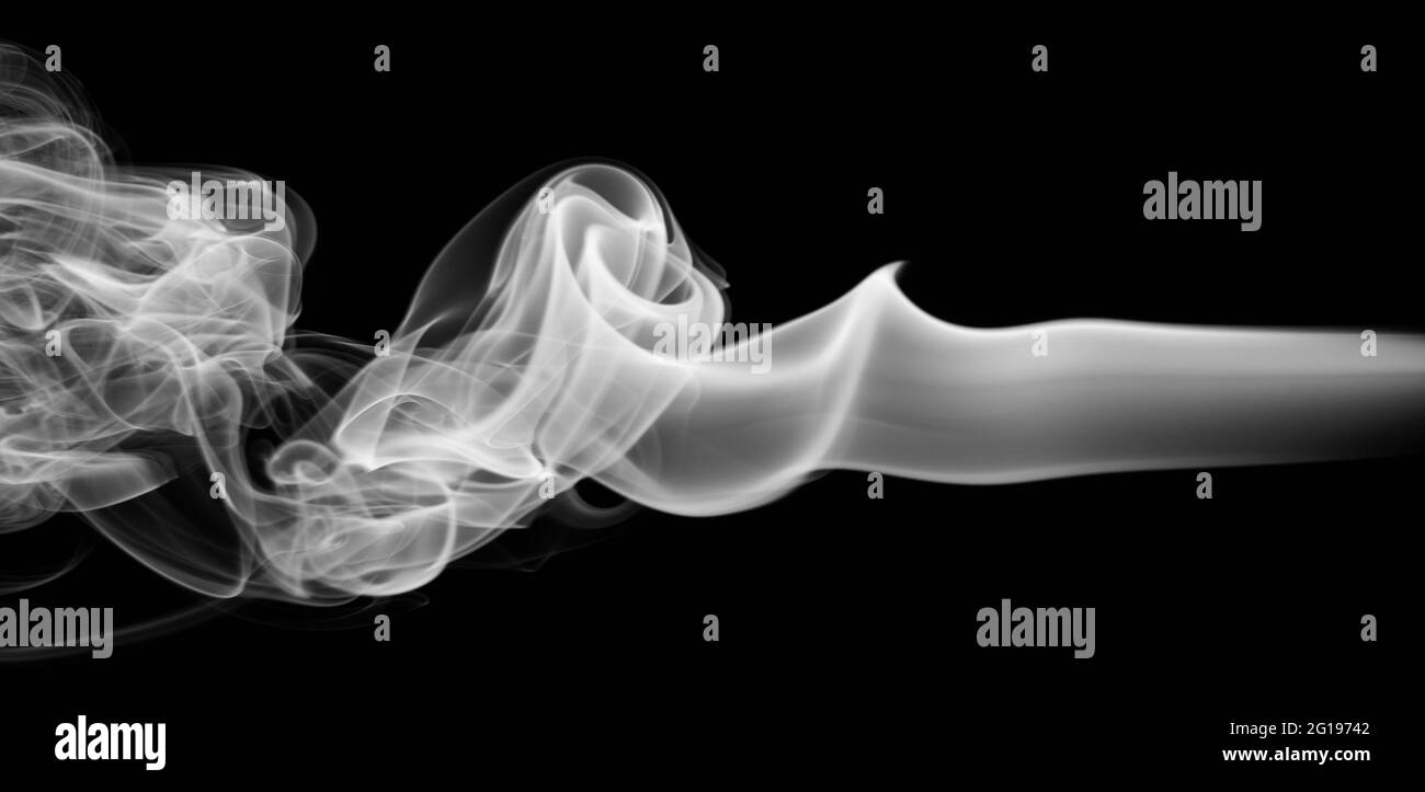 Lockige Rauchlinie weiße Farbe isoliert auf schwarzem Hintergrund Stockfoto