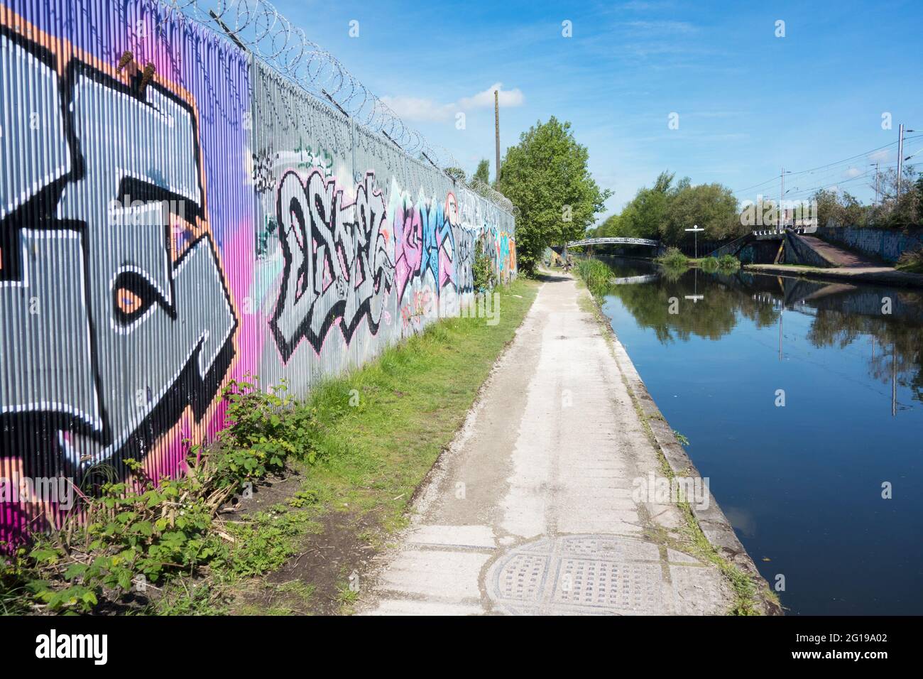 Der Birmingham Main Line Canal in Birmingham UK mit vielen Graffiti, die ihn sehr heruntergekommen aussehen lassen Stockfoto