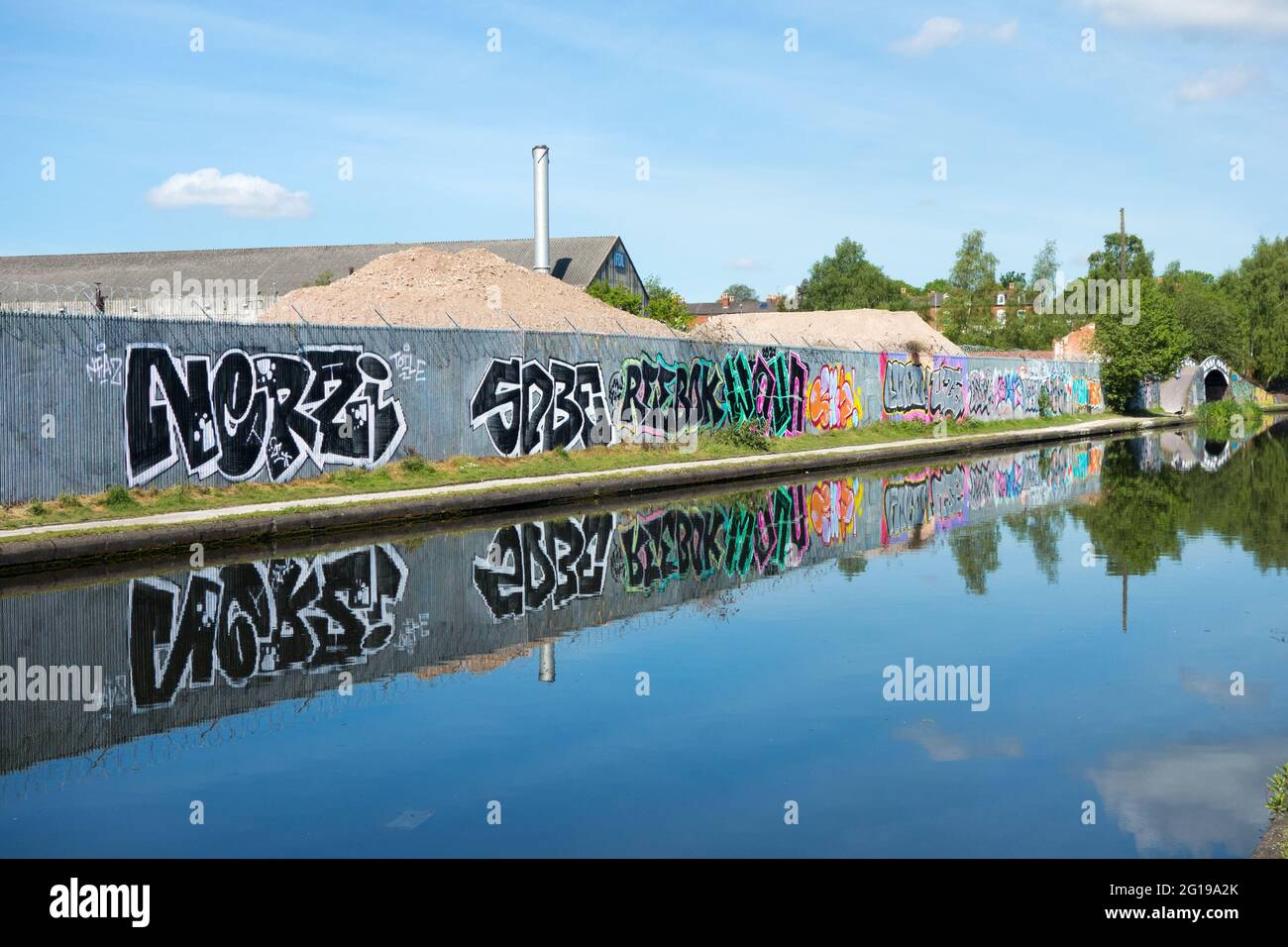 Der Birmingham Main Line Canal in Birmingham UK mit vielen Graffiti, die ihn sehr heruntergekommen aussehen lassen Stockfoto Der Birmingham Main Line Canal in Birmingham UK mit vielen Graffiti, die ihn sehr heruntergekommen aussehen lassen Stockfoto