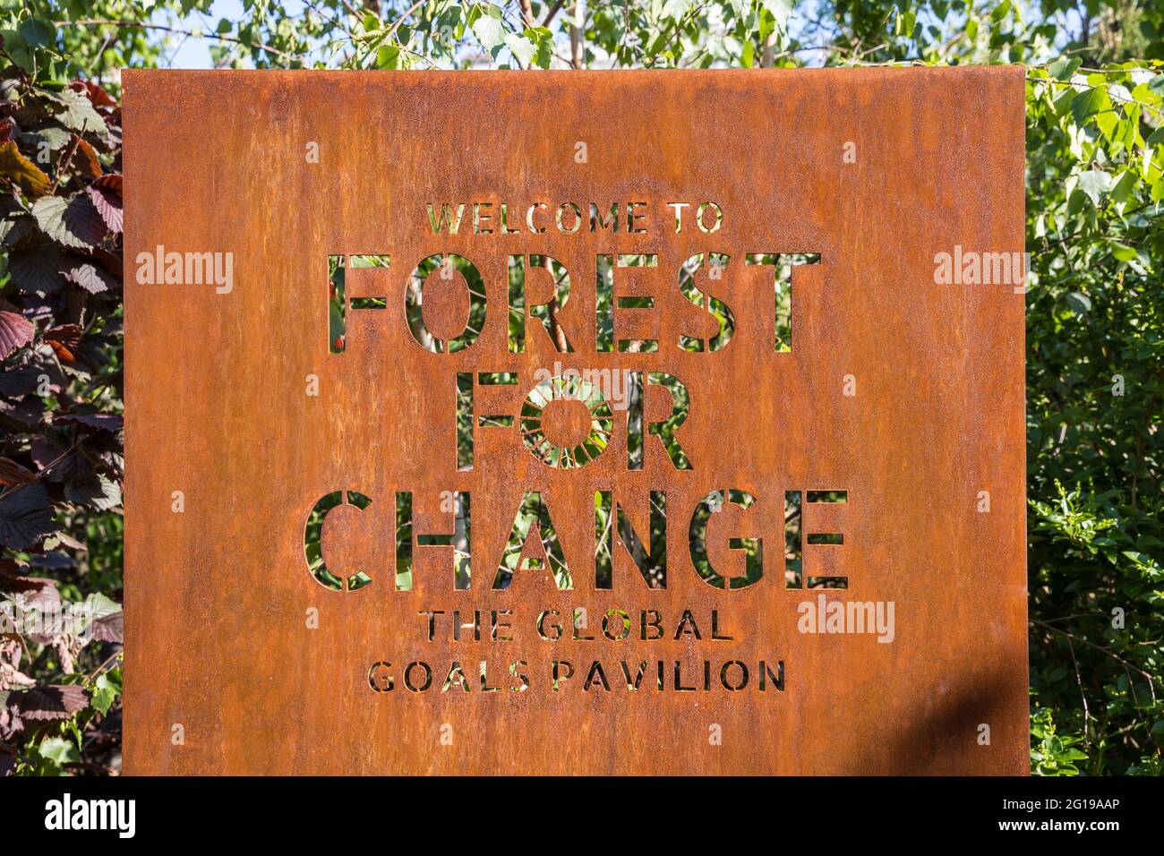 Forest for Change, im Somerset House (London), einer Kunstinstallation von Es Devlin, bestehend aus 400 Bäumen und Teil der London Design Biennale Stockfoto