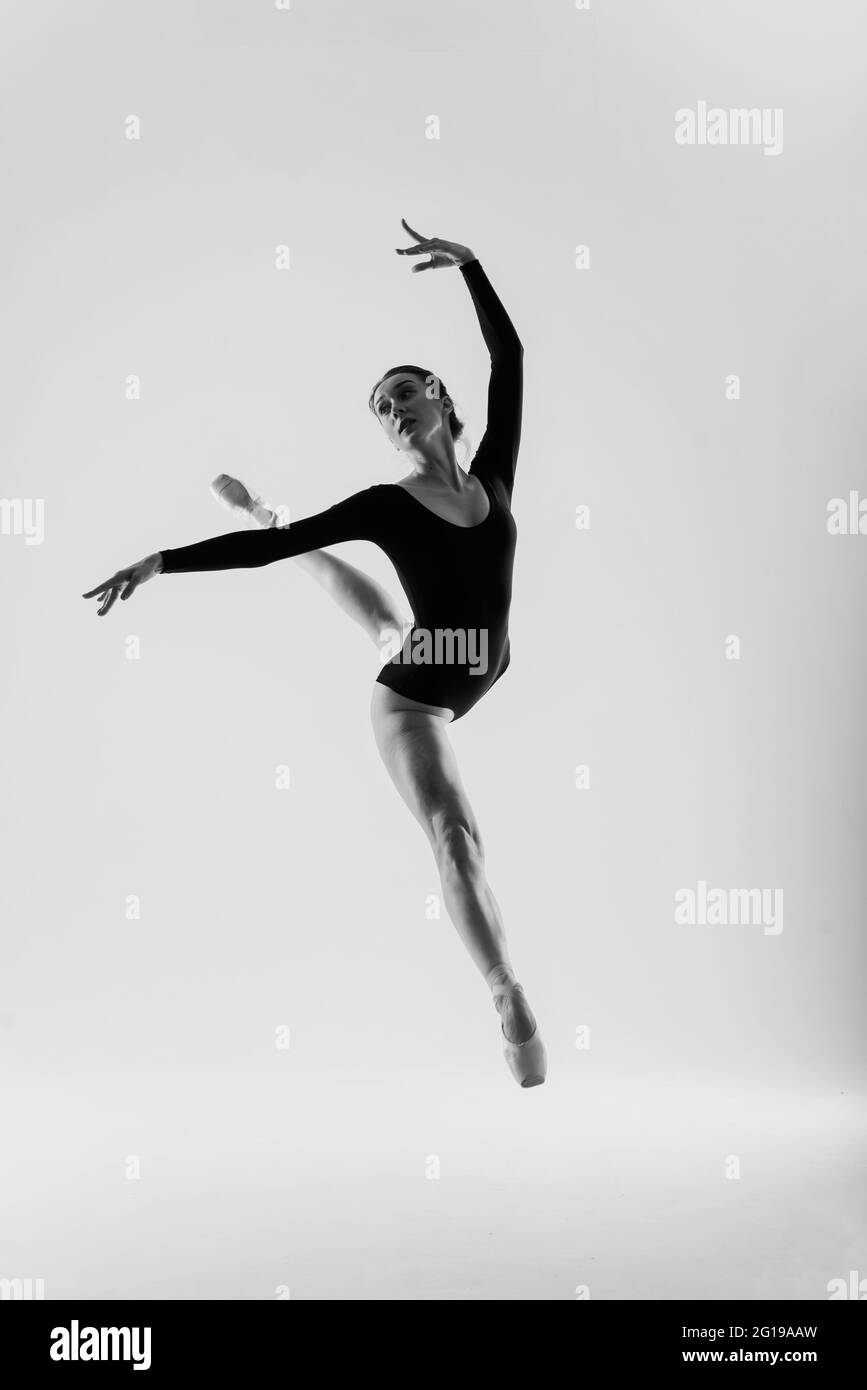 Junger Tanzer Springen Schwarzweiss Stockfotos Und Bilder Alamy