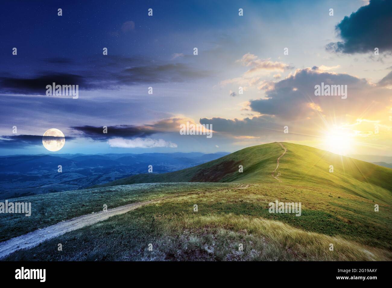 Tag- und Nachtwechsel Konzept oberhalb der Berglandschaft im Frühjahr. Weg durch Wiese im Gras auf dem Hügel mit Sonne und Mond. Wunderbare Weite Stockfoto