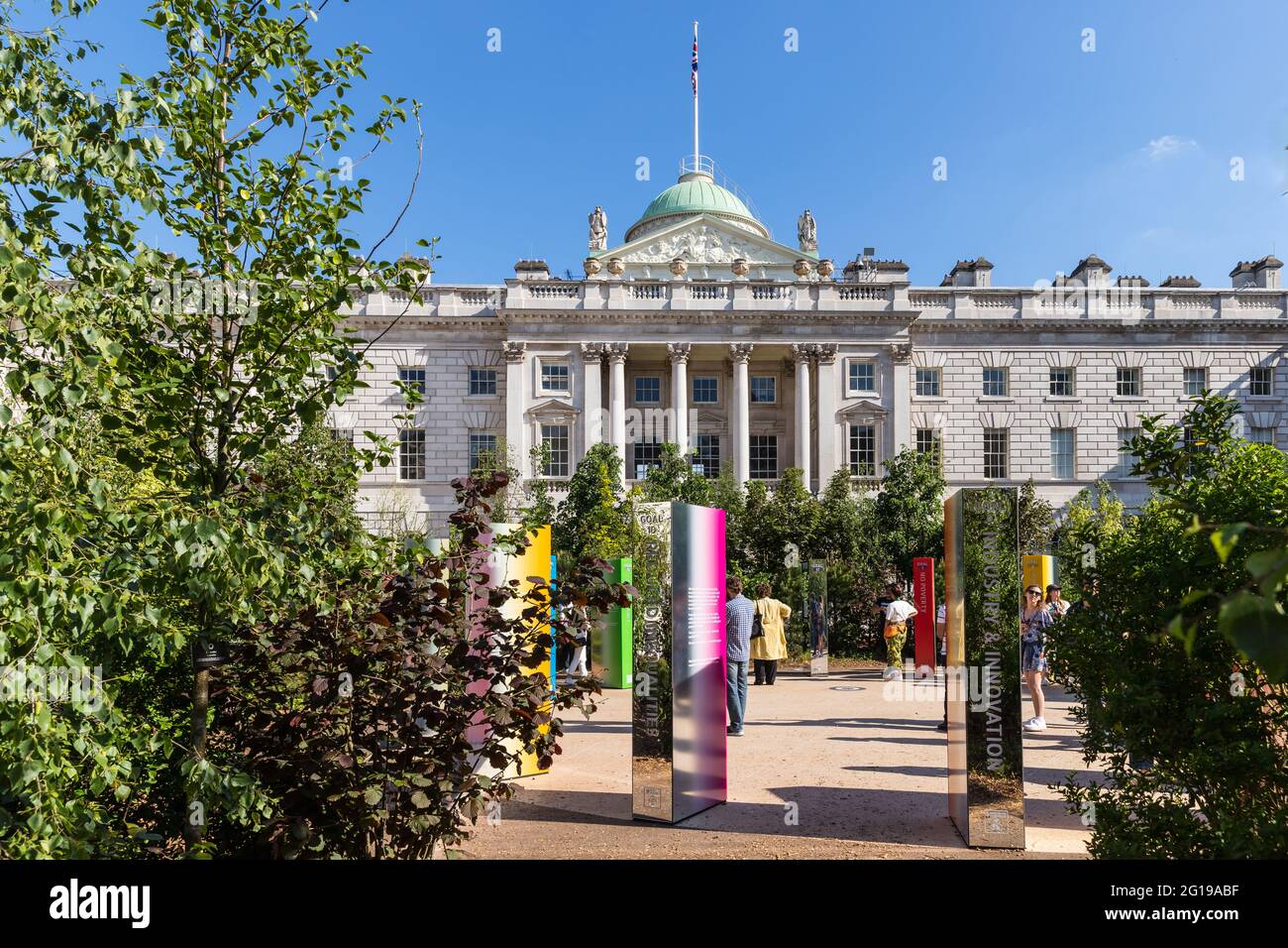 Forest for Change, im Somerset House (London), einer Kunstinstallation von Es Devlin, bestehend aus 400 Bäumen und Teil der London Design Biennale Stockfoto