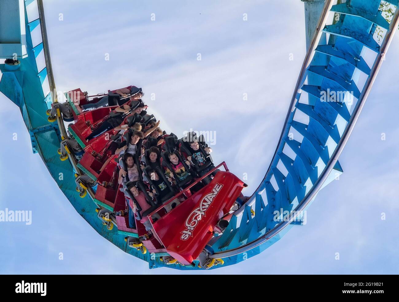 Die einzige Stand-up-Achterbahn in großbritannien, „Shockwave“, ein jetzt SEHR SELTENES Rollercoaster-Modell, im Drayton Manor Theme Park Tamworth Stockfoto
