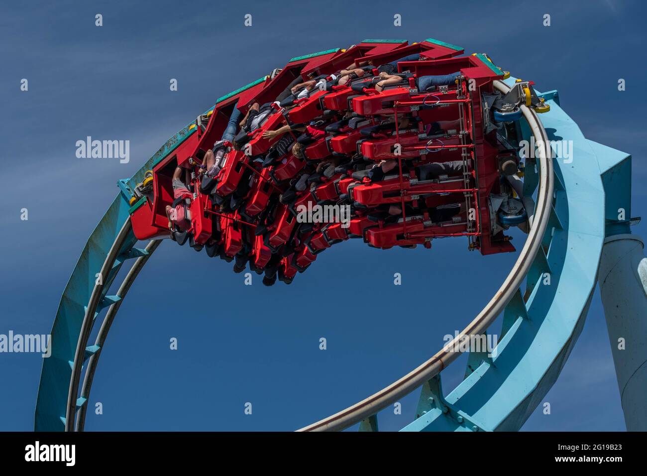 Die einzige Stand-up-Achterbahn in großbritannien, „Shockwave“, ein jetzt SEHR SELTENES Rollercoaster-Modell, im Drayton Manor Theme Park Tamworth Stockfoto