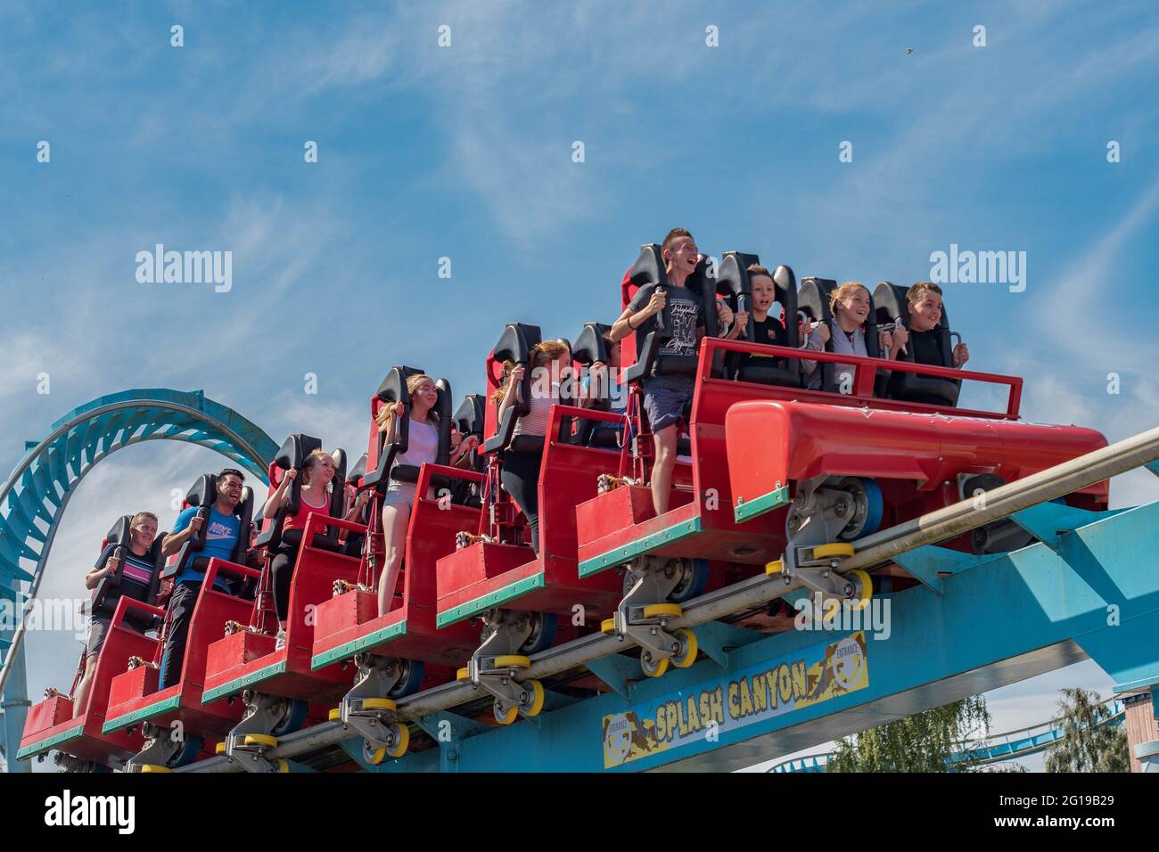 Die einzige Stand-up-Achterbahn in großbritannien, „Shockwave“, ein jetzt SEHR SELTENES Rollercoaster-Modell, im Drayton Manor Theme Park Tamworth Stockfoto