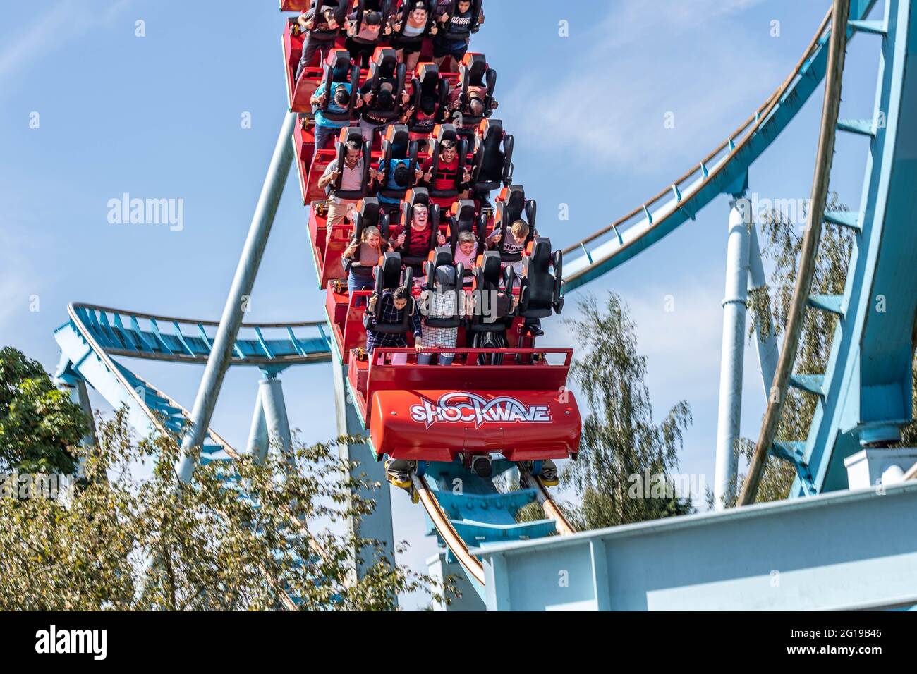 Die einzige Stand-up-Achterbahn in großbritannien, „Shockwave“, ein jetzt SEHR SELTENES Rollercoaster-Modell, im Drayton Manor Theme Park Tamworth Stockfoto