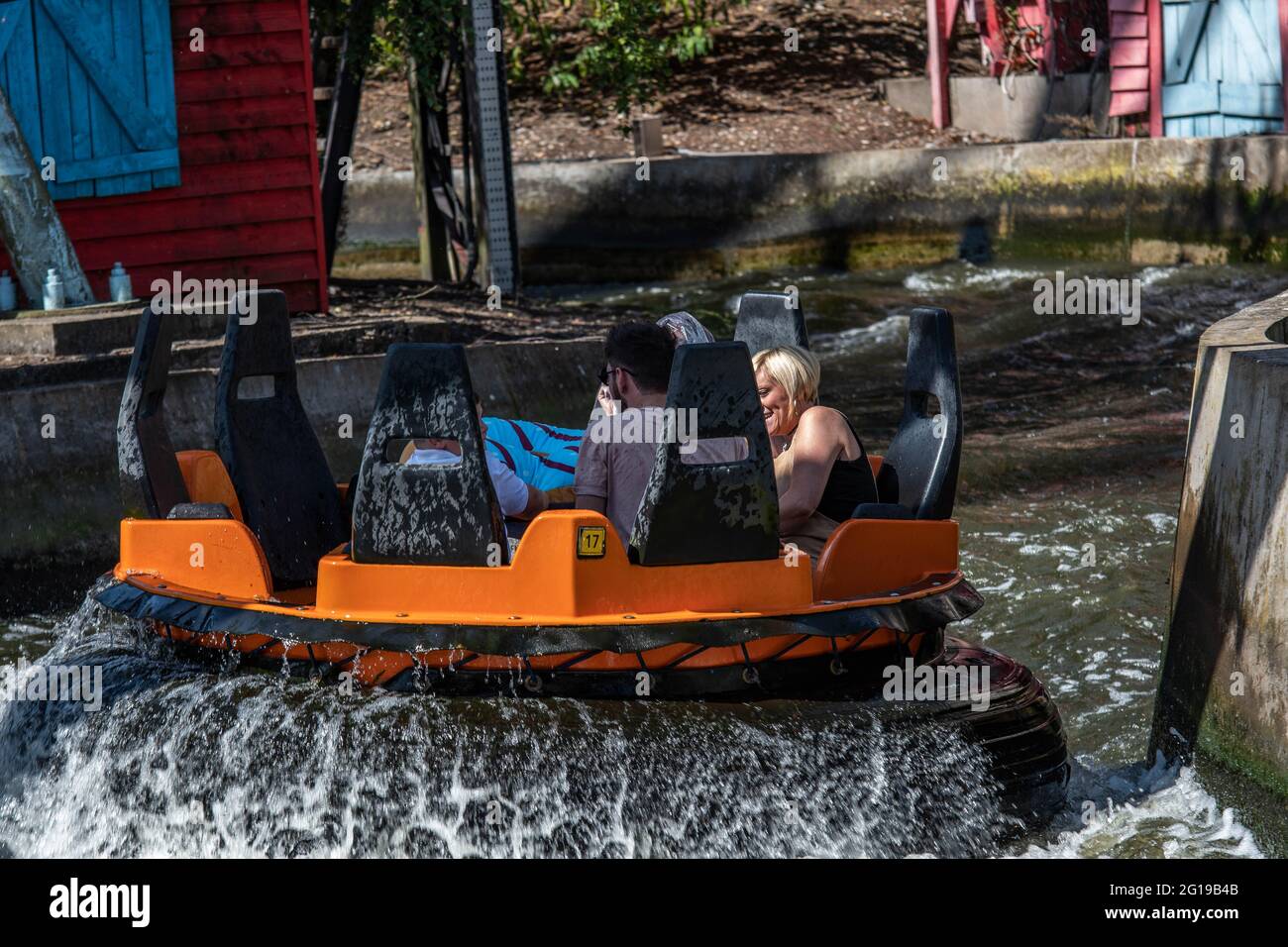 Splash Canyon River Rapid Ride am Drayton Manor , geschlossen seit einem tragischen Unfall im Jahr 2019 ein Mädchen ihr Leben verlor, wurde dies vor einem Unfall unternommen Stockfoto