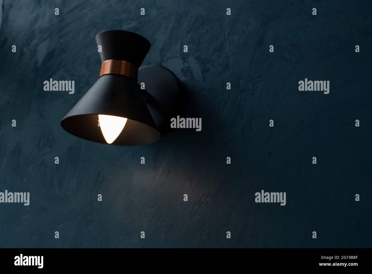 Minimalistische, stilvolle Lampe, die in einem modernen Stil dekoriert ist Stockfoto