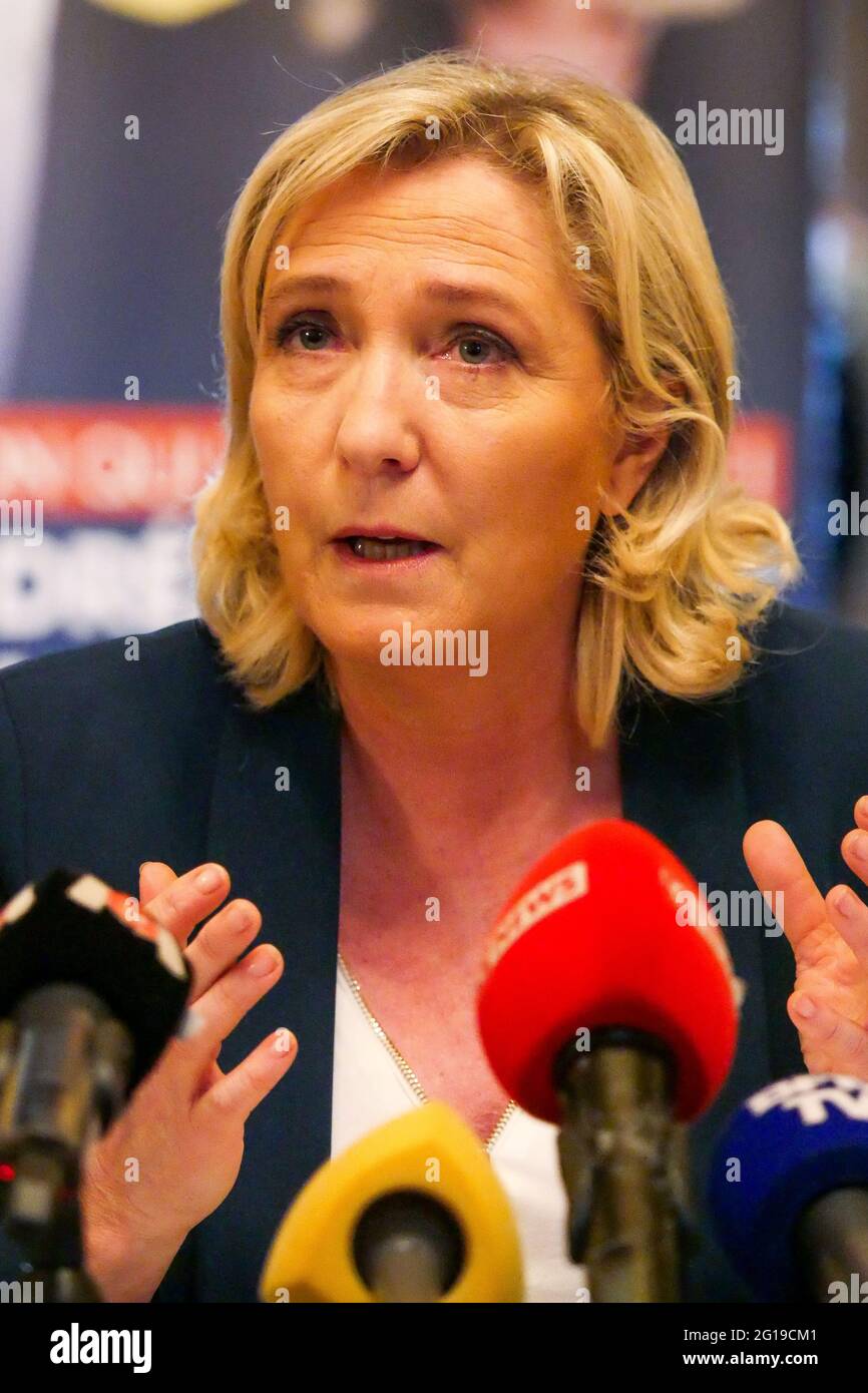 Marine Le Pen, Präsident von RN (Rassemblement National), nimmt an der Pressekonferenz in Saint-Chamond, der Loire, der Region AURA, Frankreich, Juni 3 2021 Stockfoto