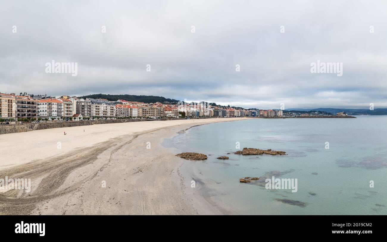 Panoramablick auf Sanxenxo und Silgar Strand am Ende eines bewölkten Frühlingstages in den Rias Baixas in Galicien, Spanien. Stockfoto Panoramablick auf Sanxenxo und Silgar Strand am Ende eines bewölkten Frühlingstages in den Rias Baixas in Galicien, Spanien. Stockfoto