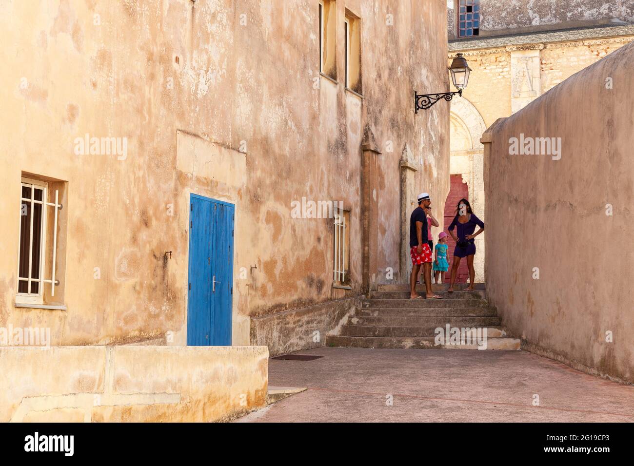 Touristen verloren in einer Straße in der Stadt Bonifacio. Korsika, Frankreich Stockfoto