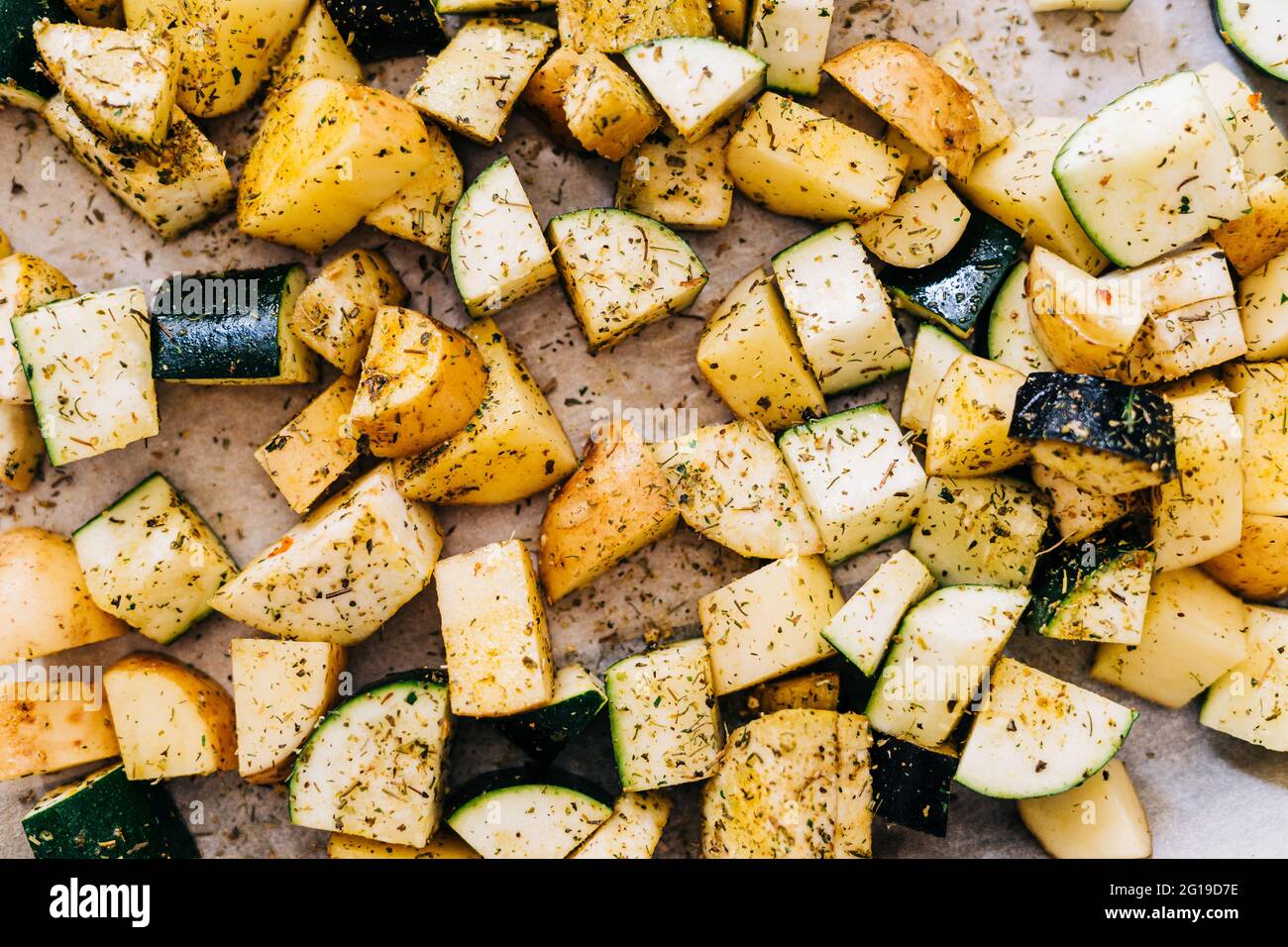 Hintergrund für gesunde Lebensmittel. Weniger Fleisch Konzept. Vegetarisches Essen auf Holzhintergrund. Backblech mit gegrilltem gewürztem Gemüse. Lifestyle zu Hause Stockfoto