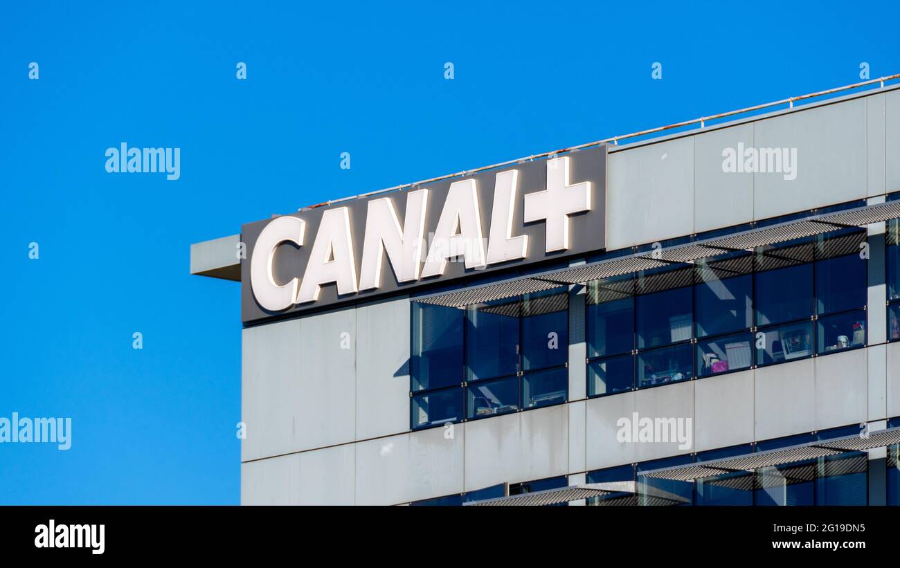 Logo auf der Oberseite des Hauptgebäudes von Canal+. Canal+ ist ein privater französischer Pay-TV-Kanal, der sich auf Kino und Sport konzentriert Stockfoto