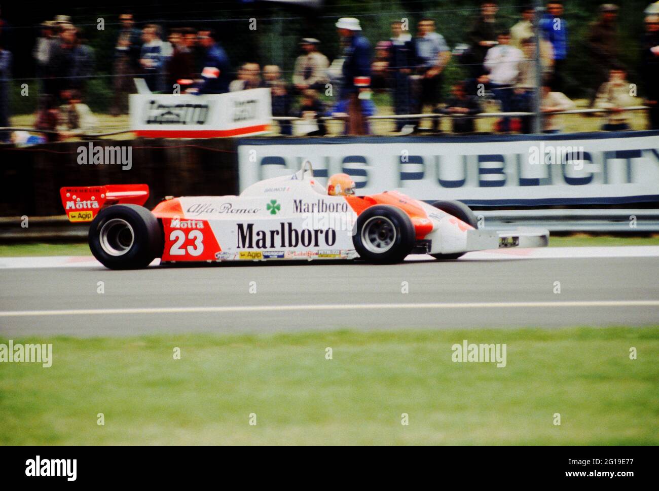 Bruno Giacomelli im Alfa Romeo 179C beim Training für den Grand Prix von Großbritannien 1981 in Silverstone mit Geschwindigkeit. Stockfoto