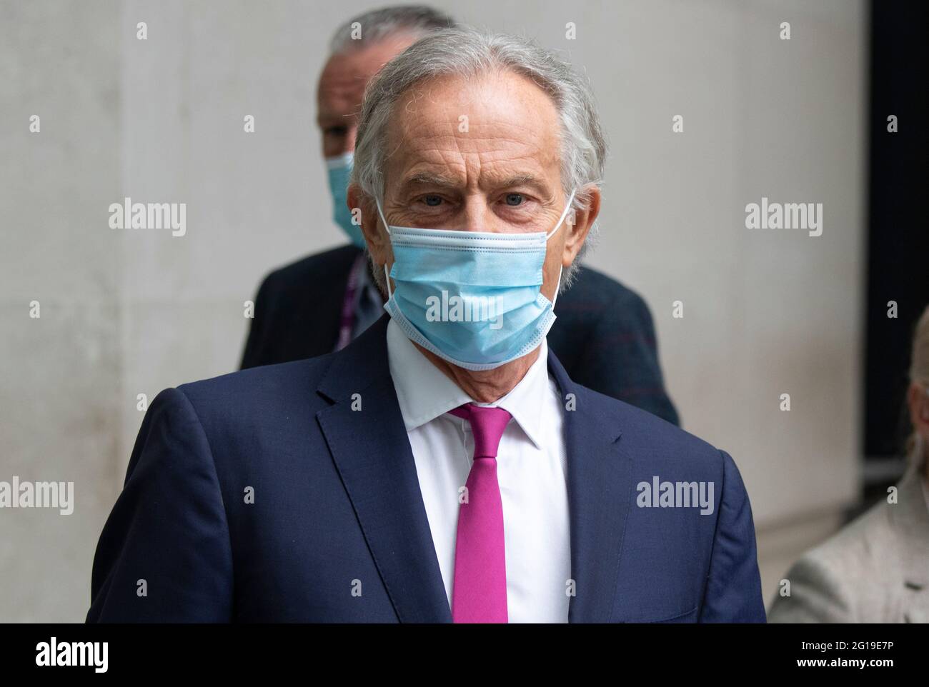 Der ehemalige britische Premierminister Tony Blair hat gesehen, wie er das BBC Broadcasting House verlassen hat, nachdem er auf der Andrew Marr Show in Zentral-London, Großbritannien, auftrat. Juni 2021 Stockfoto