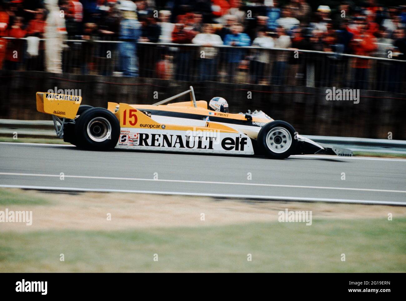 Alain Prost im Renault RE30 beim Training für den Grand Prix von Großbritannien 1981 in Silverstone mit Geschwindigkeit. Stockfoto