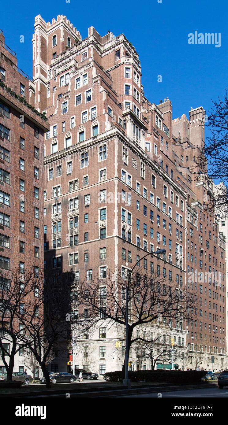 Das 720 Park Avenue ist ein luxuriöses Hochhaus, das von Rosario Candela entworfen und 1929 an der Upper East Side von Manhattan erbaut wurde. Stockfoto