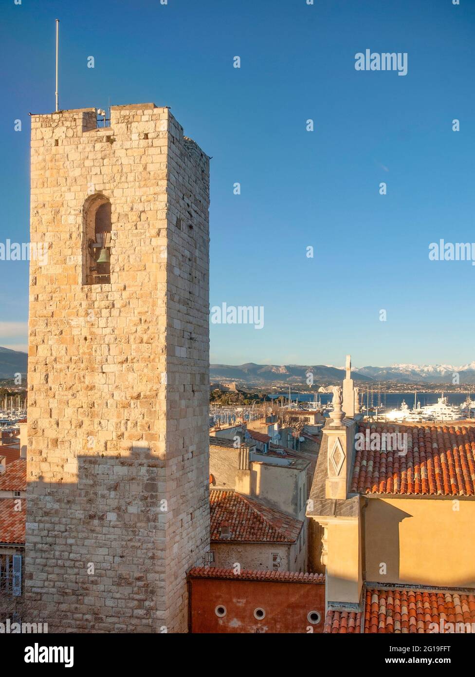 Der Turm des ehemaligen Grimaldi-Schlosses von Antibes, in dem sich ein berühmtes Picasso-Museum befindet. Stockfoto