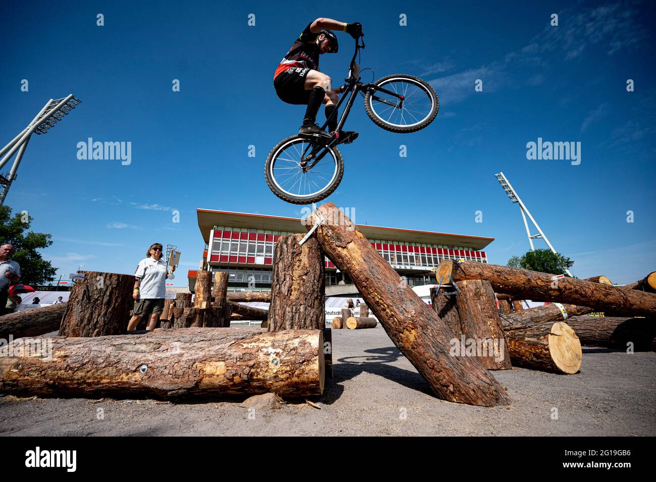 Berlin, Deutschland. Juni 2021. Finale 2021 - Trial, Trial Elite 26: Jannis Oing balanciert sein Trial Bike auf dem Hindernis. Quelle: Fabian Sommer/dpa/Alamy Live News Stockfoto