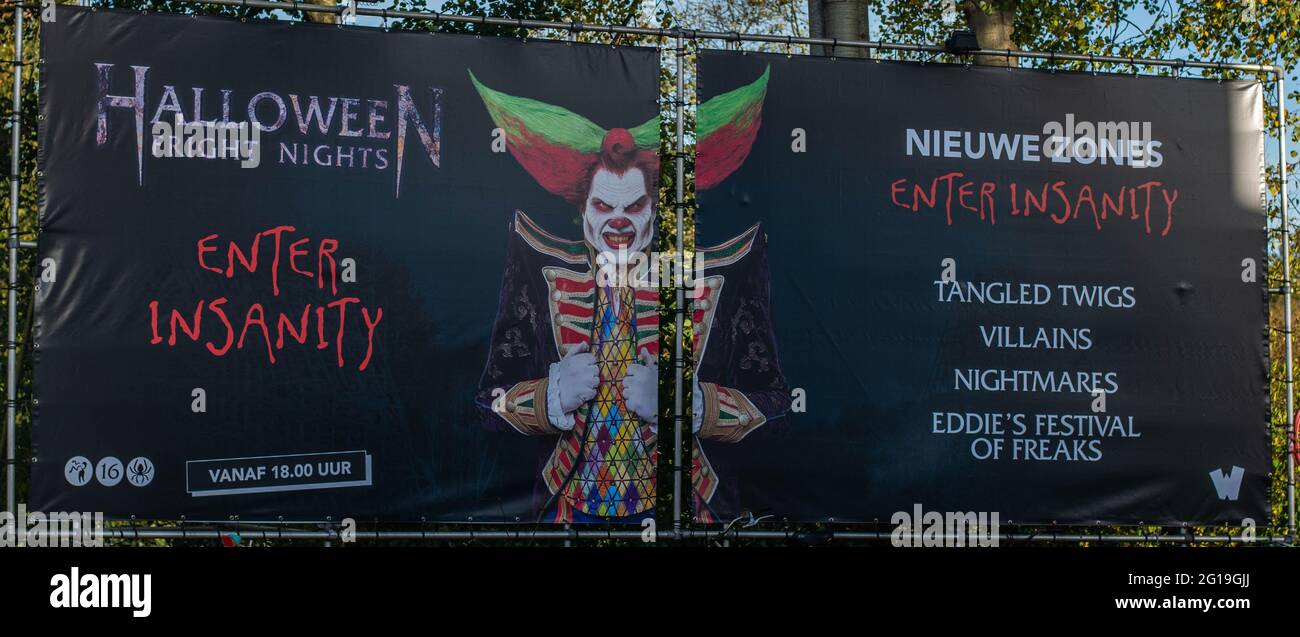 Schrecke Schauspieler und Fahrgeschäfte bei Halloween Horror Nights, Walibi Holland, Niederlande Stockfoto