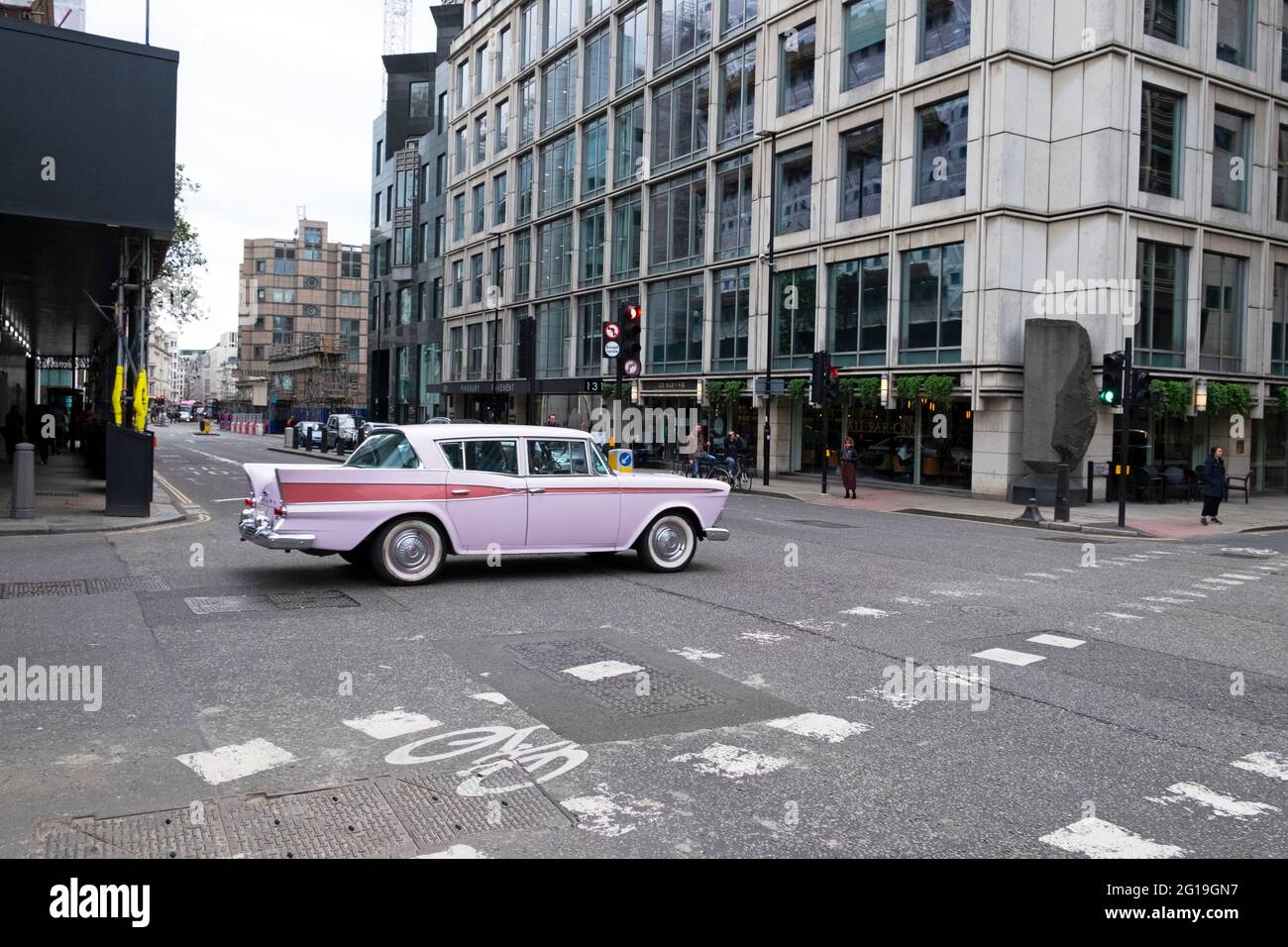 1958 Pink Two Tone Custom Nash Rambler American vintage 50er Jahre Auto fahren auf Finsbury Bürgersteig in City of London England Großbritannien 2021 KATHY DEWITT Stockfoto