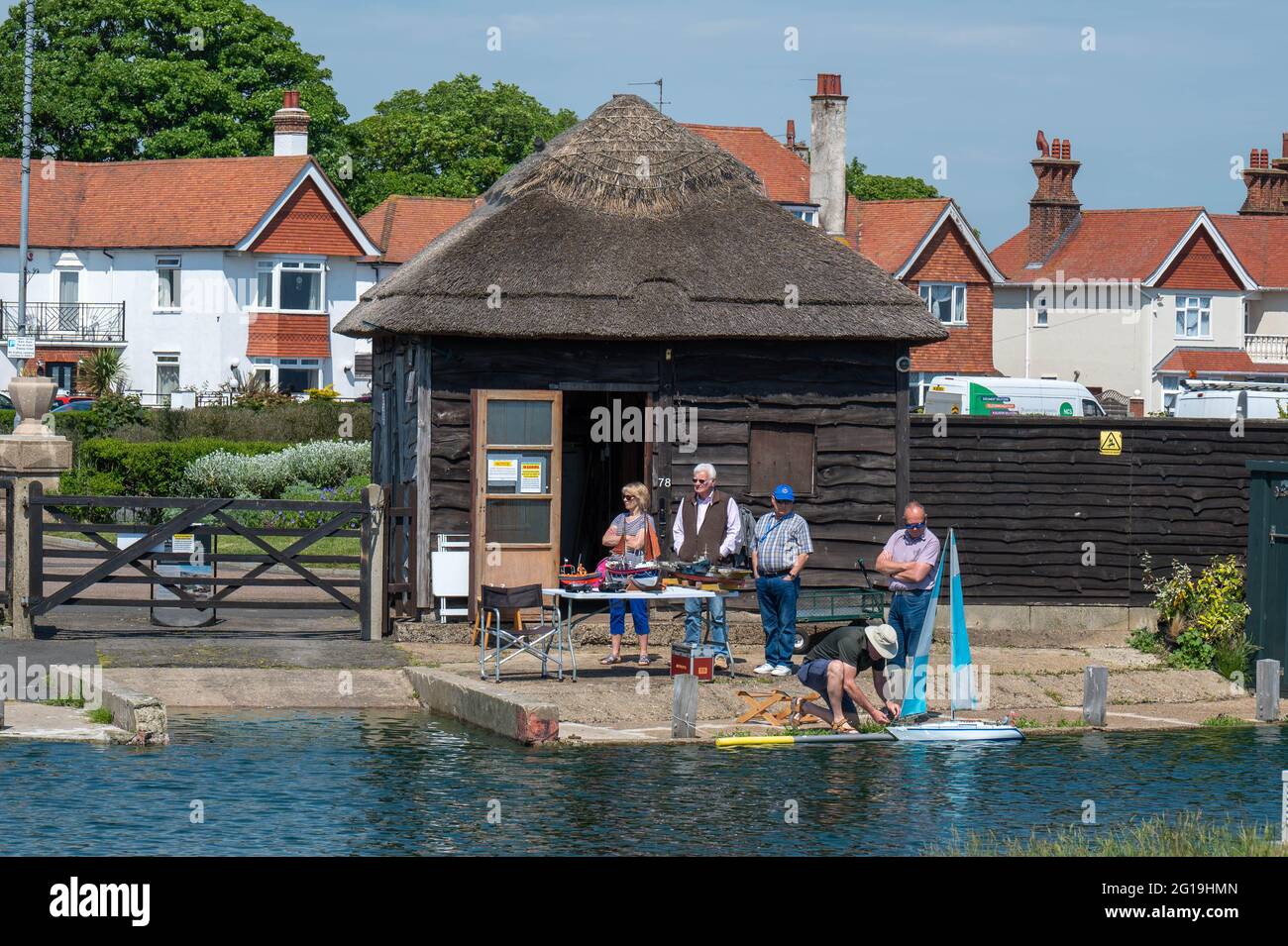 Mitglieder des Great Yarmouth Model Boating Club auf den Wasserwegen