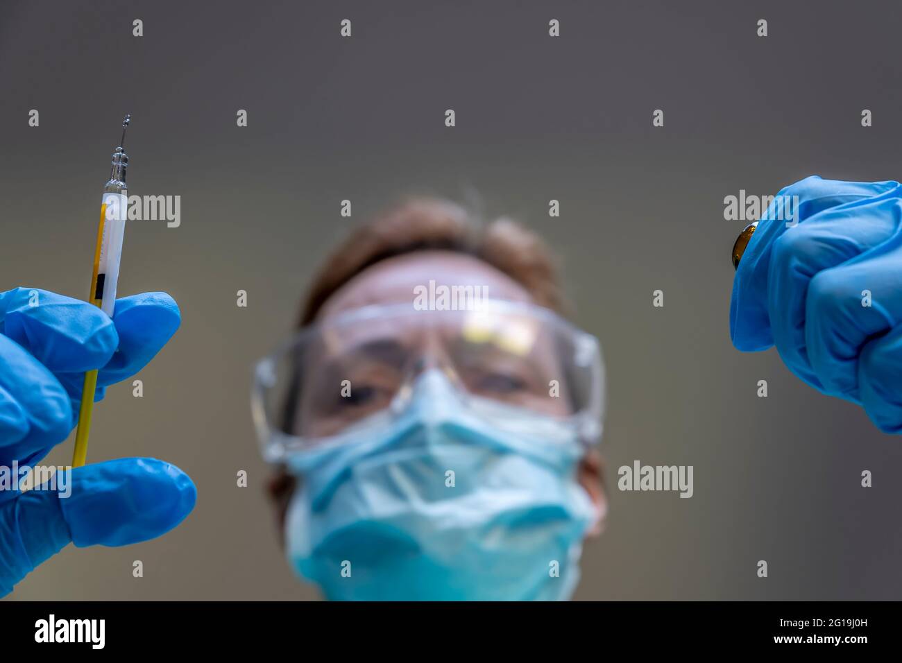 Eine Krankenschwester bereitet den Impfstoff gegen das Coronavirus Covid-19 vor, um ihn einem Patienten zu impfen Stockfoto