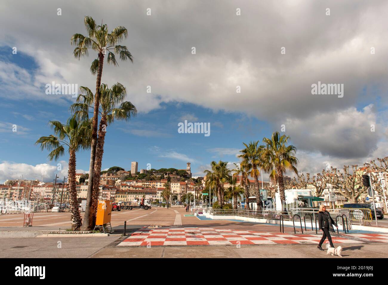 Blick vom vieux-Port nach le suquet, dem ältesten Viertel von Cannes, Frankreich Stockfoto