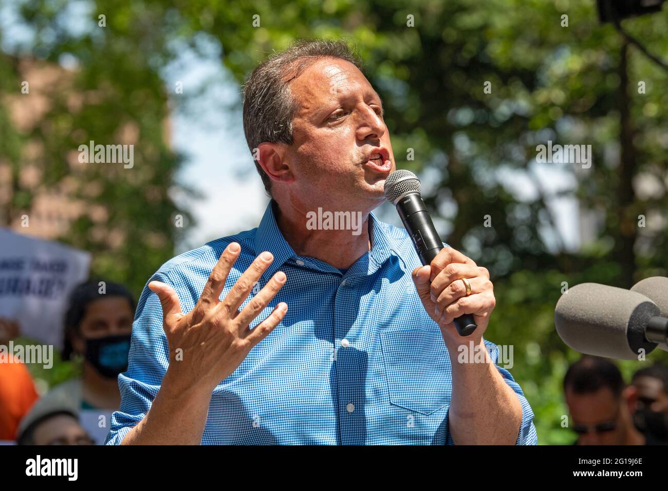 Comptroller-Kandidat Brad Lander spricht bei einer Kundgebung vor dem Rathaus in New York City. Die Vertreterin Alexandria Ocasio-Cortez unterstützt Juumane Williams als Public Advocate, Brad Lander als Comptroller sowie 60 progressive New Yorker Stadtratanwärter, die sich über alle fünf Bezirke erstrecken und das Courage to Change Pledge ergriffen haben. (Foto von Ron Adar / SOPA Images/Sipa USA) Stockfoto