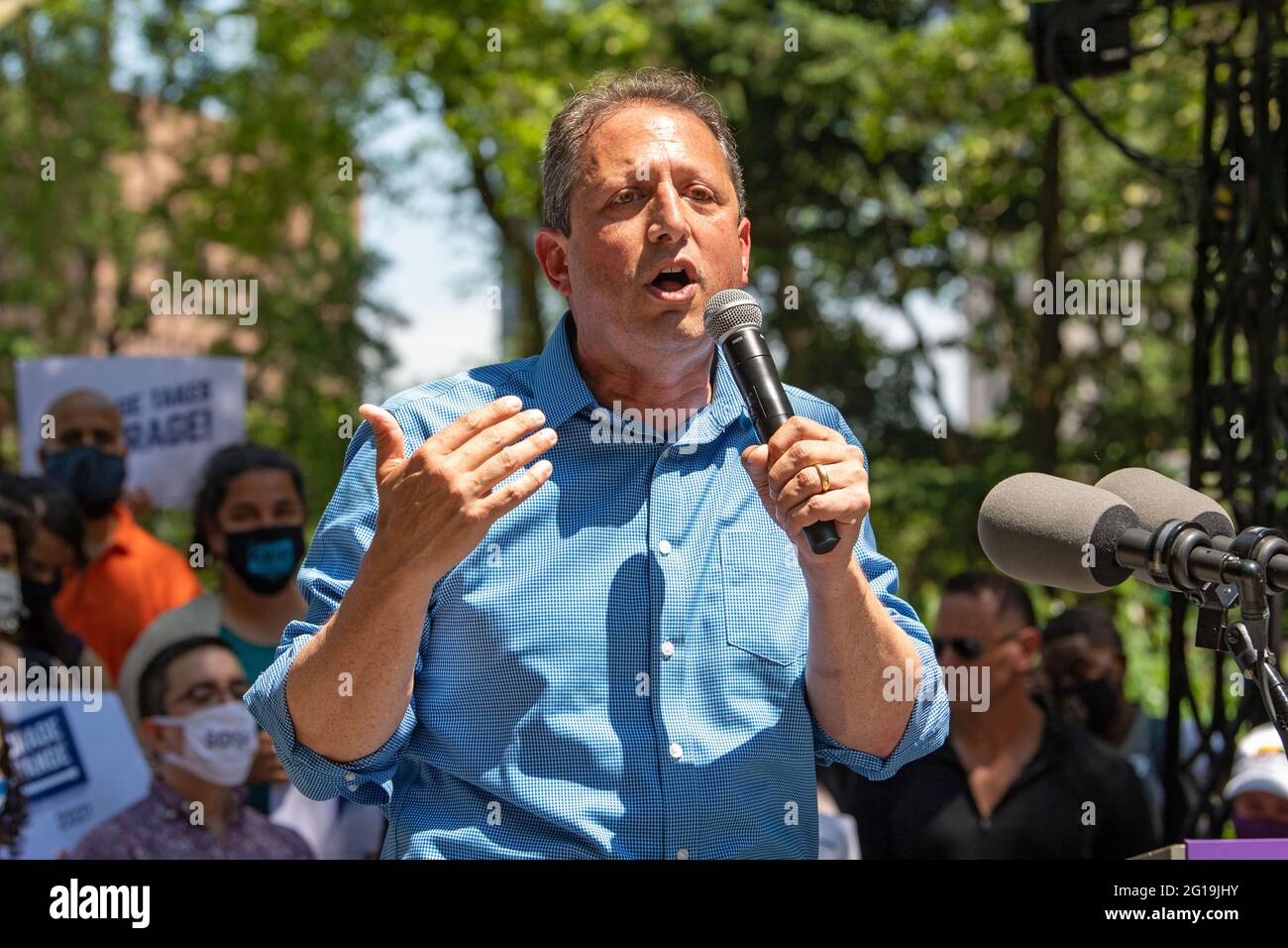 Comptroller-Kandidat Brad Lander spricht bei einer Kundgebung vor dem Rathaus in New York City. Die Vertreterin Alexandria Ocasio-Cortez unterstützt Juumane Williams als Public Advocate, Brad Lander als Comptroller sowie 60 progressive New Yorker Stadtratanwärter, die sich über alle fünf Bezirke erstrecken und das Courage to Change Pledge ergriffen haben. (Foto von Ron Adar / SOPA Images/Sipa USA) Stockfoto