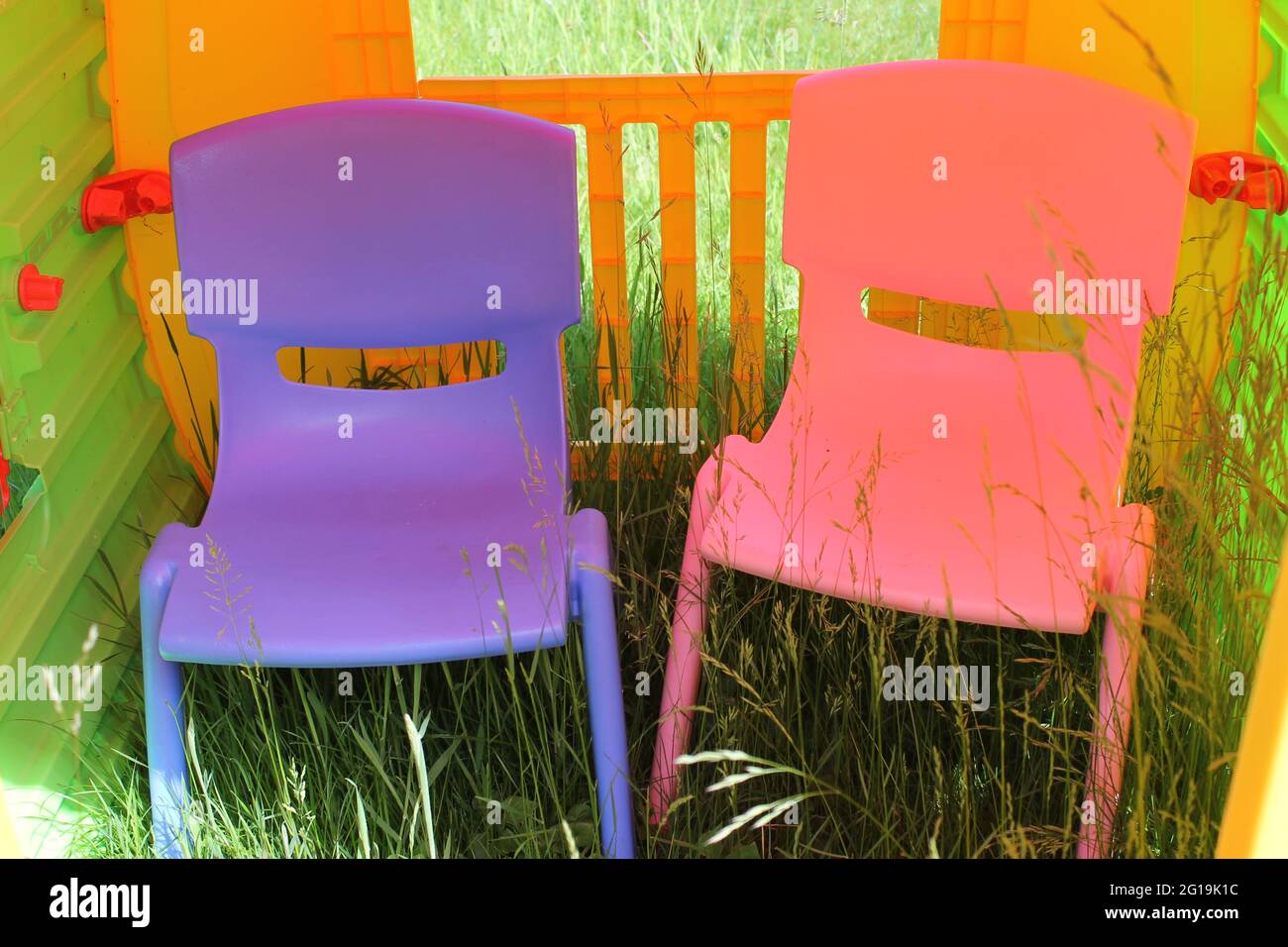 Kinderspielhaus in einem langen, mit Gras bewachsenen Garten Stockfoto