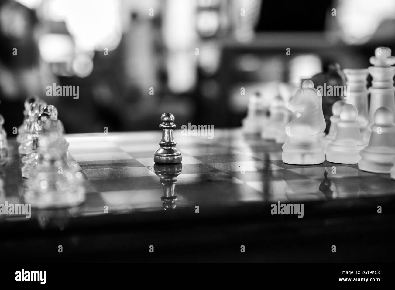 Eine Nahaufnahme, Graustufenaufnahme eines Schachspieles, schwarzer Bauer Stockfoto