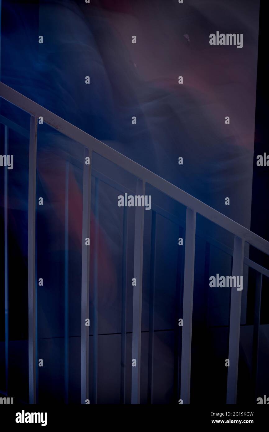 Eine vertikale Aufnahme von Treppen auf dem farbenfrohen Wandhintergrund Stockfoto