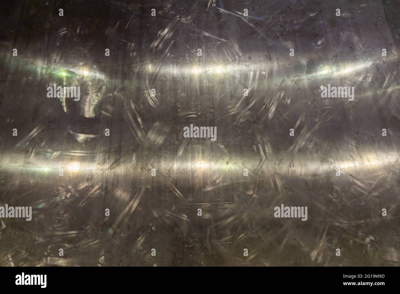 Zerkratzter, glänzender Aluminiumblechboden mit Vollformathintergrund Stockfoto