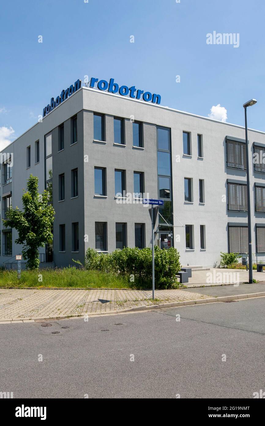 Dresden, Deutschland. Juni 2021. Das Robotron Schulungszentrum in der Stuttgarter Straße. 230 Mitarbeiter der Robotron Datenbank-Software GmbH erhalten ihre erste Impfung mit dem Impfstoff von BioNTech-Pfizer von einem mobilen Impfteam des DRK (Deutsches Rotes Kreuz). Quelle: Daniel Schäfer/dpa-Zentralbild/dpa/Alamy Live News Stockfoto